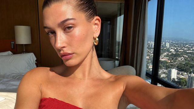 Hailey Bieber Stuns in Bold Selfie: A Fashion Statement for Summer 2023 | bimabet 88, kakek88 slot